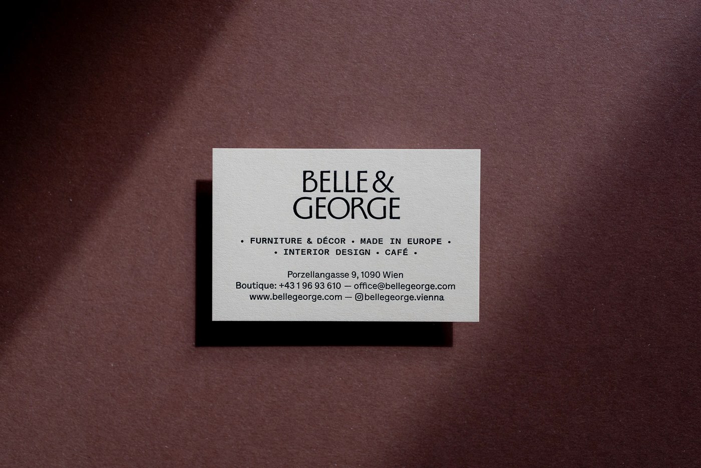 Diseño de logotipo de marca Belle George estampado en caliente en papel reciclado