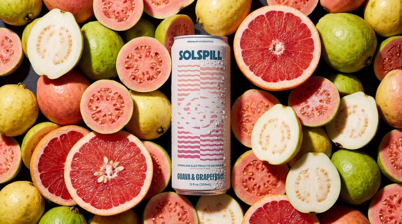 Diseño de envases de bebidas Solspill Aplicación de identidad de marca por Holman Design