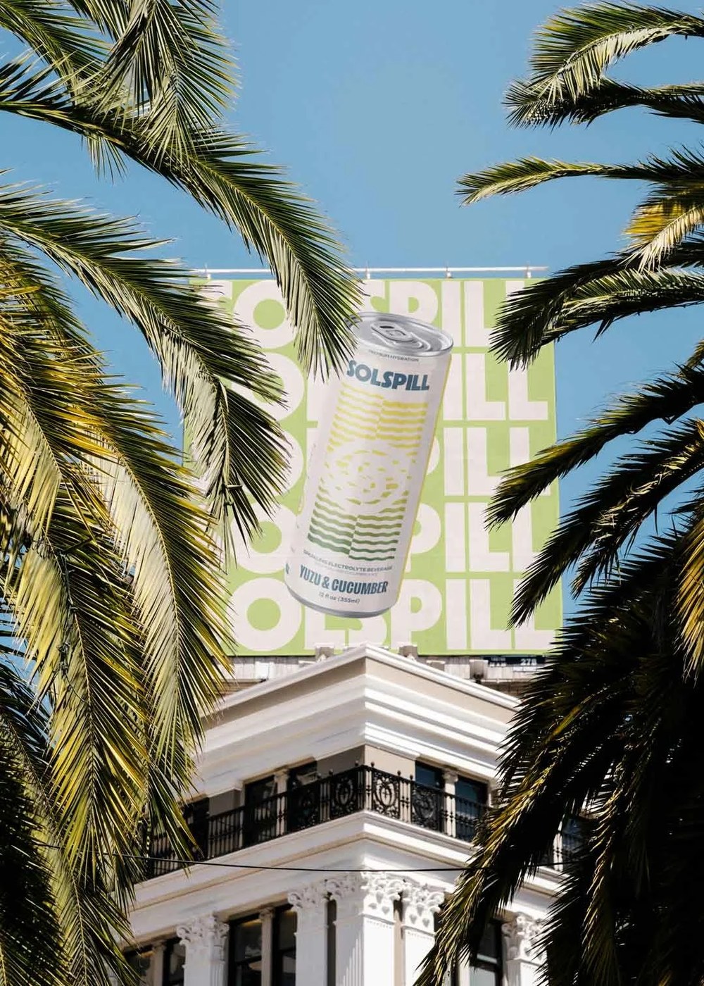 Aplicaciones de marca y productos de diseño de envases de bebidas Solspill de Holman Design