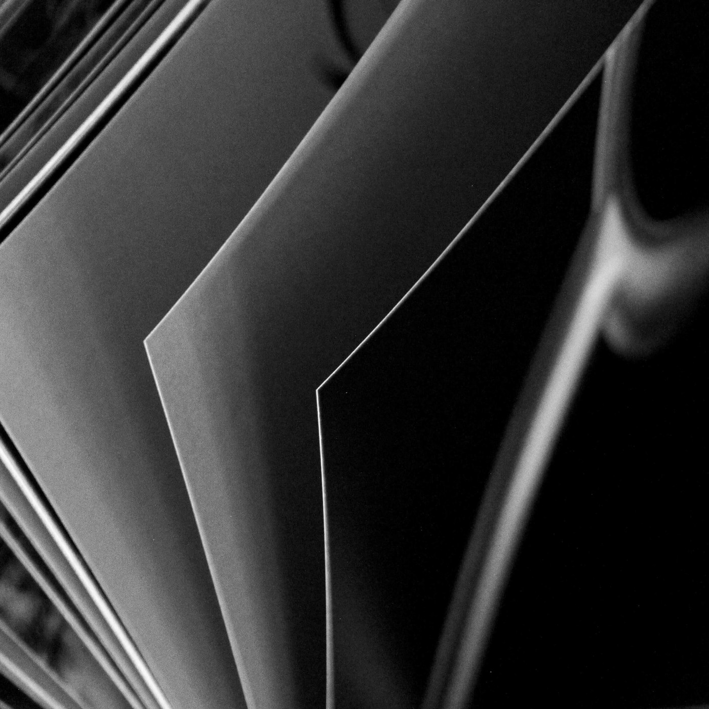 Mostrar textura de pantalla de primer plano de página interior de diseño de fuente serif