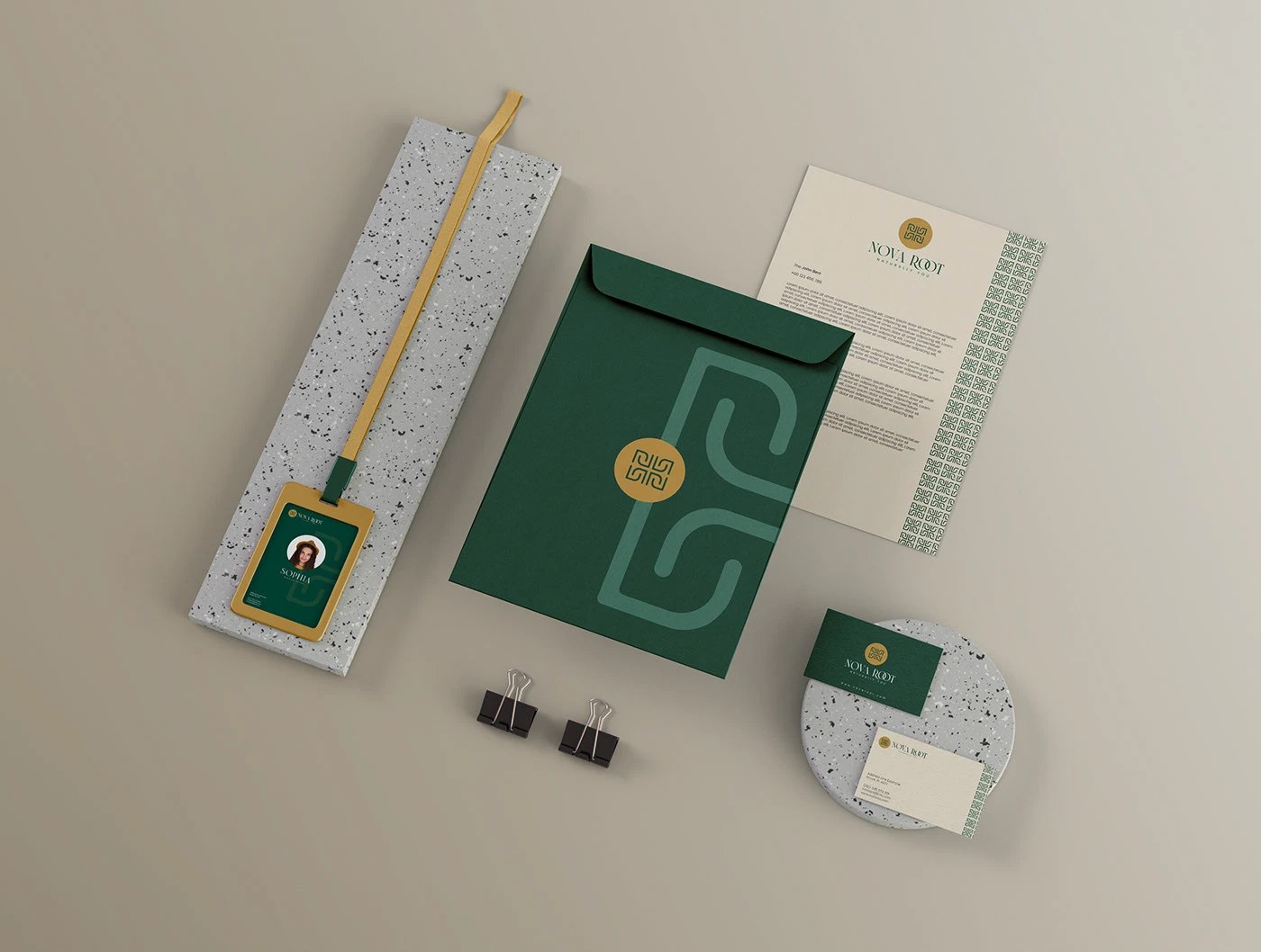 Juego de papelería de identidad de marca Nova Root Skin Care con tarjetas de visita de color verde oscuro y lámina dorada