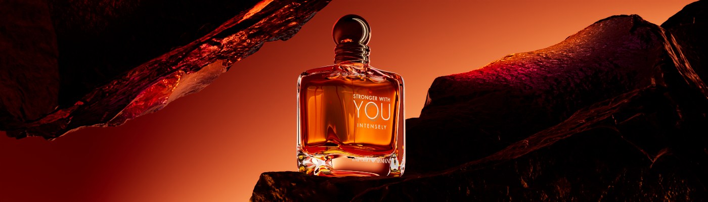 Representación del héroe CGI del perfume de la botella Stronger With You en una cálida luz ámbar