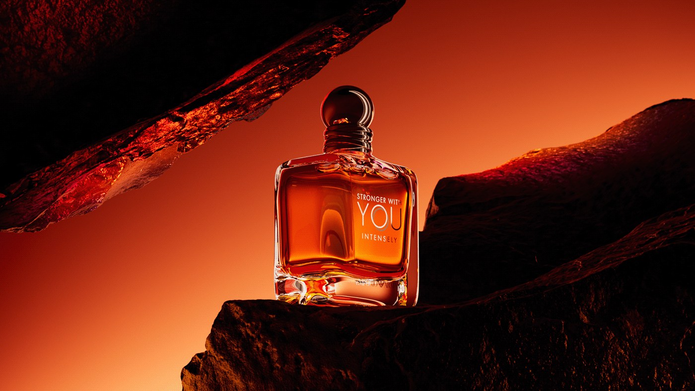 Marco macro CGI de perfume con disposición de agua alrededor de una botella de vidrio
