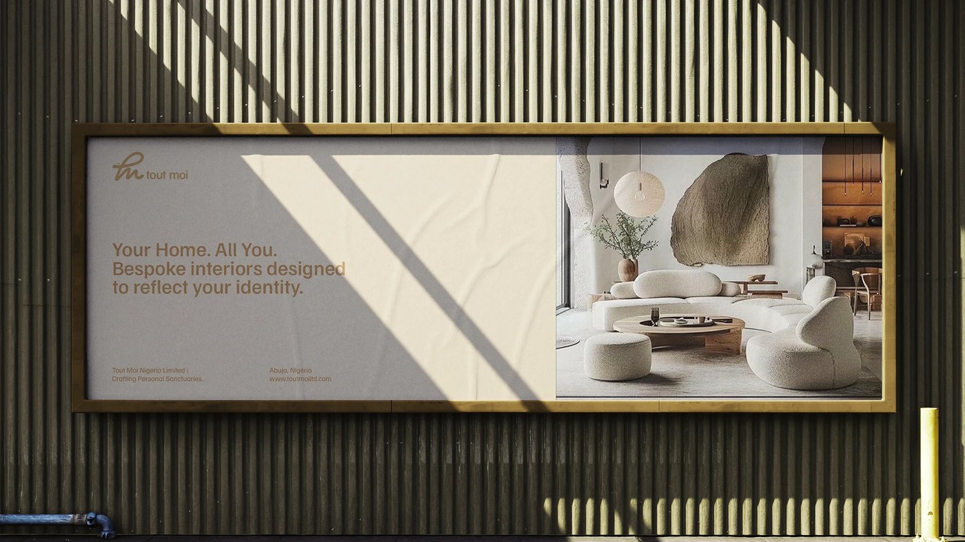 Logotipo de marca inmobiliaria, espacio de pancarta de gran formato creado para eslogan de ritmo en edificio de piedra