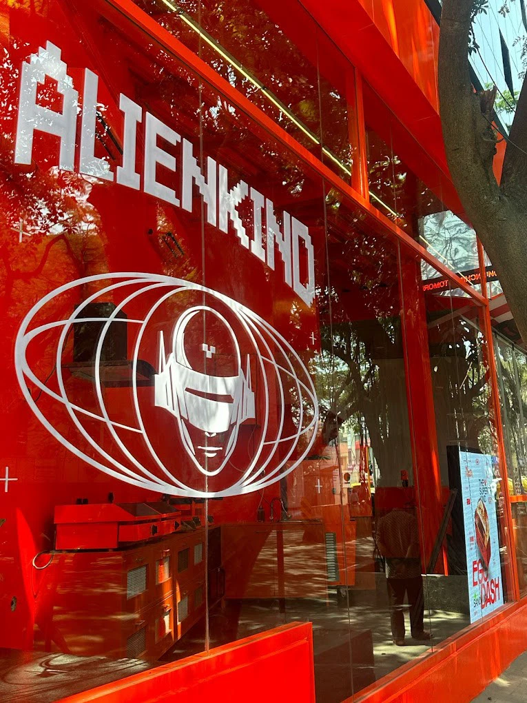 Detalles del empaque de ALIENKIND y primer plano de la textura de la marca