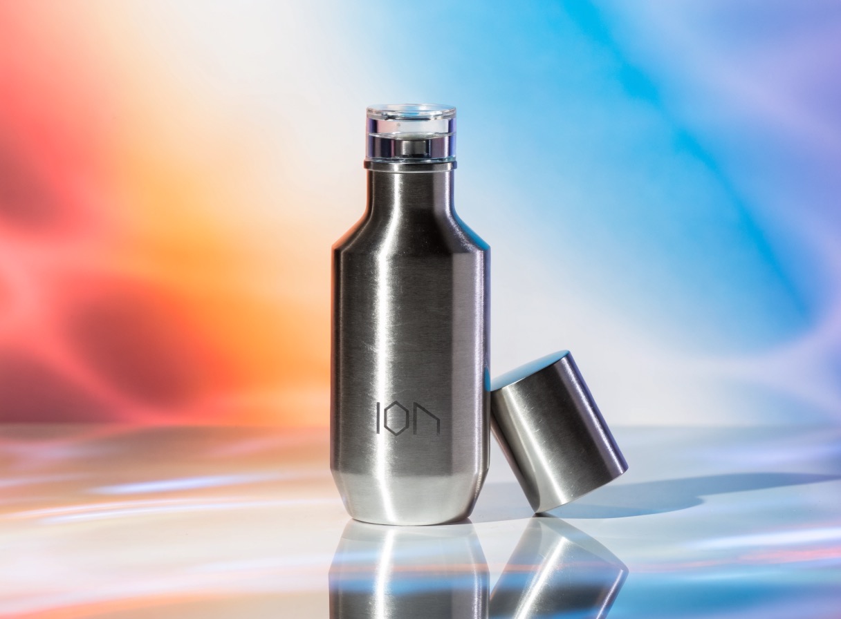 Bodegón comercial de botella de perfume de metal Recraft V4: fotografía de producto generada por IA